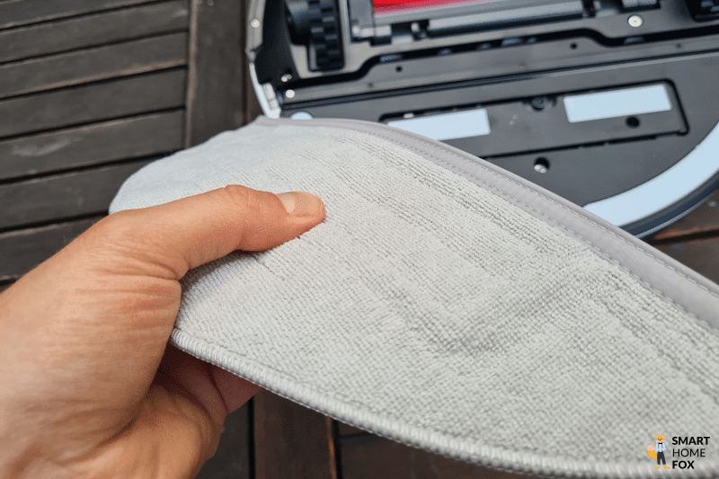 Der flauschige Wischmopp des Roborock S7 Pro Ultra ist in der Nahaufnahme zu sehen